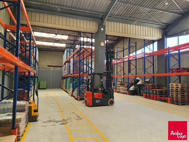 Local d’activités dans Guécélard à louer - Photo intérieure – Image 1 sur 5