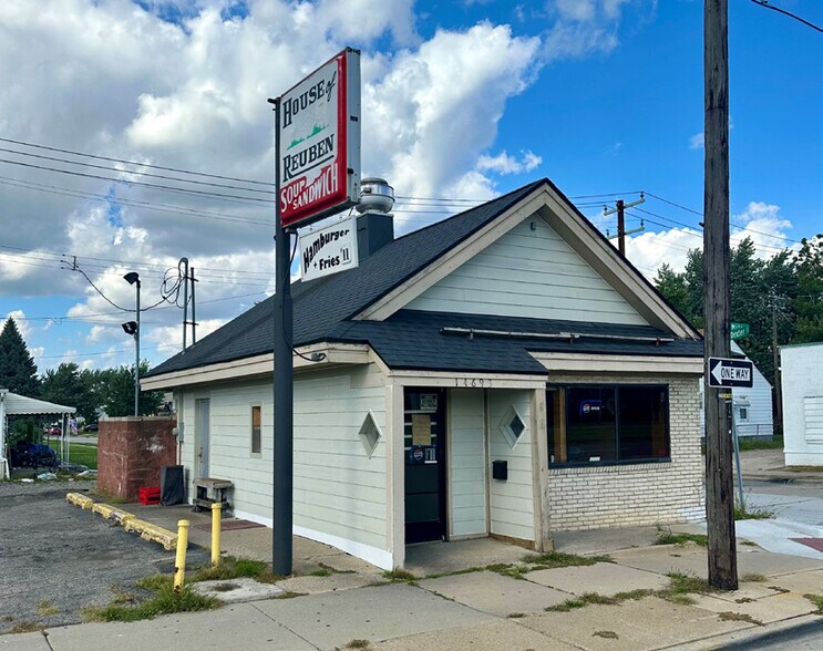 14693 E 8 Mile Rd, Warren, MI à vendre - Photo de l’immeuble – Image 2 sur 8