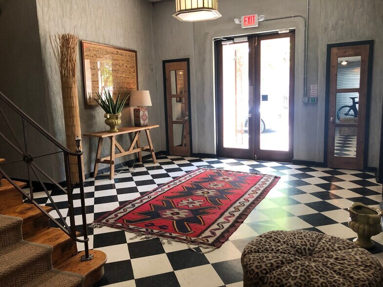 5400 NE 4 Ct, Miami, FL à louer - Photo de l’immeuble – Image 3 sur 7