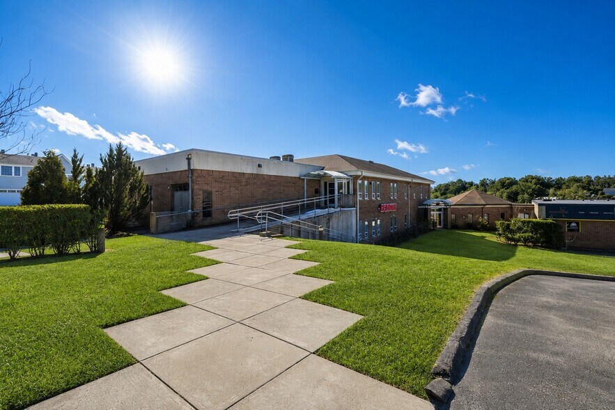 19 John Clarke Rd, Middletown, RI à vendre - Photo de l’immeuble – Image 2 sur 56