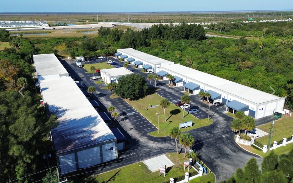 700 S John Rodes Blvd, Melbourne, FL à louer - Photo de l’immeuble – Image 3 sur 6