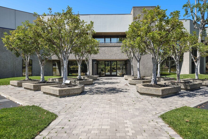 3150 E Birch St, Brea, CA à vendre - Photo de l’immeuble – Image 2 sur 18