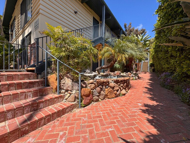 11747 Bellagio Rd, Los Angeles, CA à vendre - Photo de l’immeuble – Image 3 sur 21