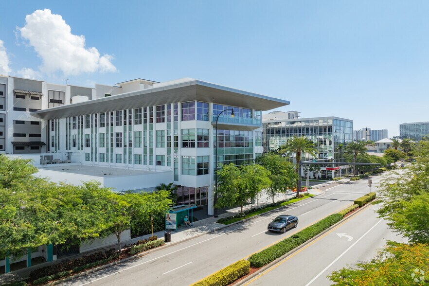 2335 E Atlantic Blvd, Pompano Beach, FL à louer - Photo de l’immeuble – Image 3 sur 5