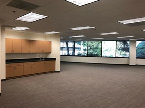 5901 Peachtree Dunwoody Rd NE, Atlanta, GA à louer Photo intérieure– Image 2 sur 6