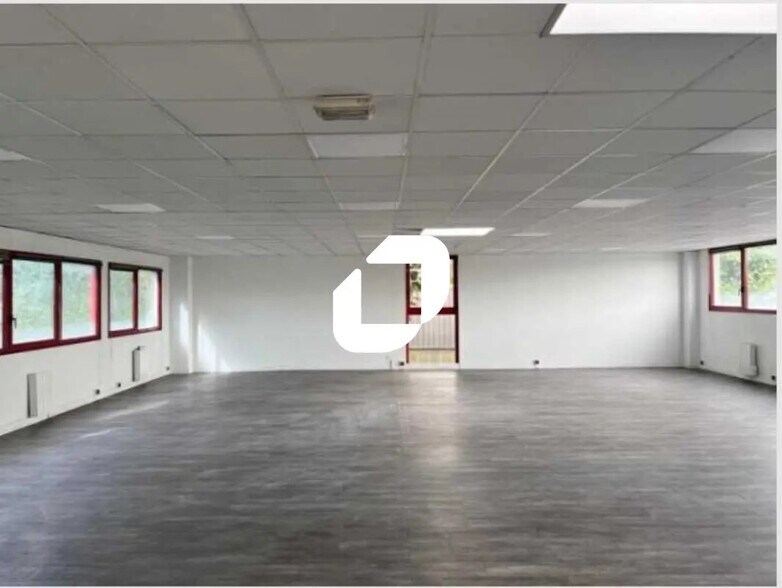 Local d’activités dans Le Blanc-Mesnil à louer - Photo de l’immeuble – Image 3 sur 5