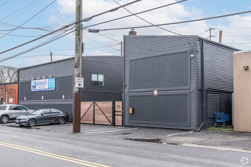390 Moffitt Blvd, Islip, NY à louer - Photo principale – Image 1 sur 27