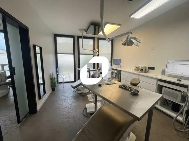 Plus de détails pour Local commercial à vendre