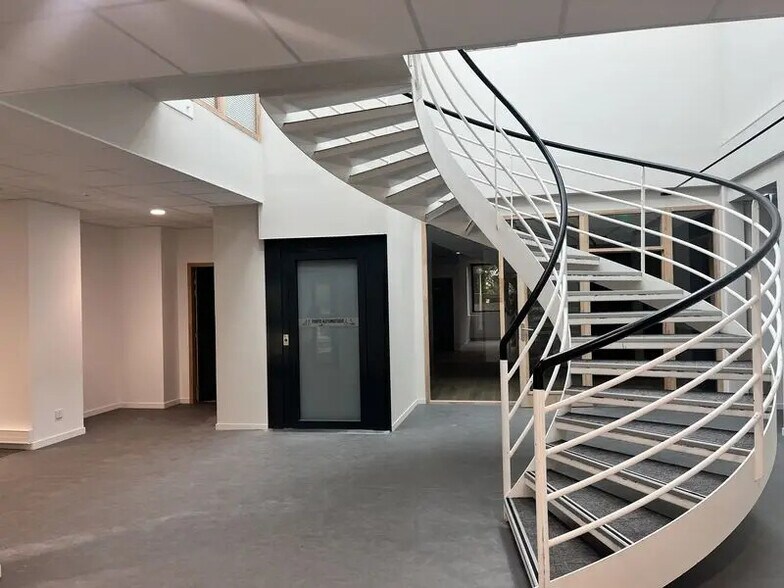 Bureau dans Mont-Saint-Aignan à louer - Photo de l’immeuble – Image 3 sur 8