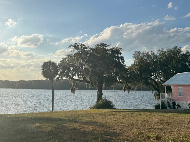 100 Ashton Cir, Welaka, FL à vendre - Photo de l’immeuble – Image 2 sur 11