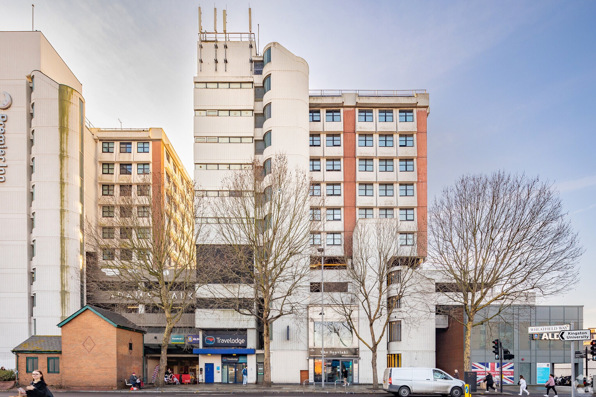 27 Wheatfield Way, Kingston Upon Thames à louer Photo principale– Image 1 sur 5