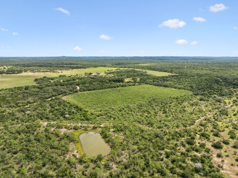 547 County Road 3401, Hondo, TX à vendre - Photo de l’immeuble – Image 2 sur 10