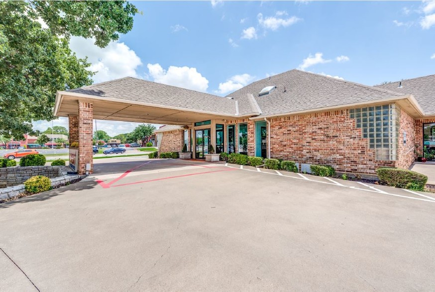 501 W Harwood Rd, Hurst, TX à louer - Photo principale – Image 1 sur 25