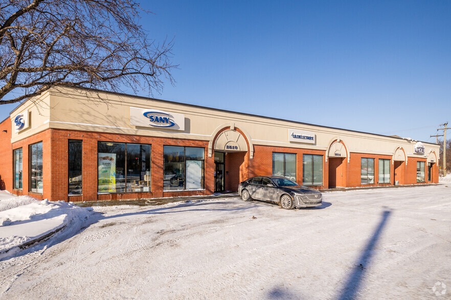 2510-2522 Boul Le Corbusier, Laval, QC à louer - Photo principale – Image 1 sur 3