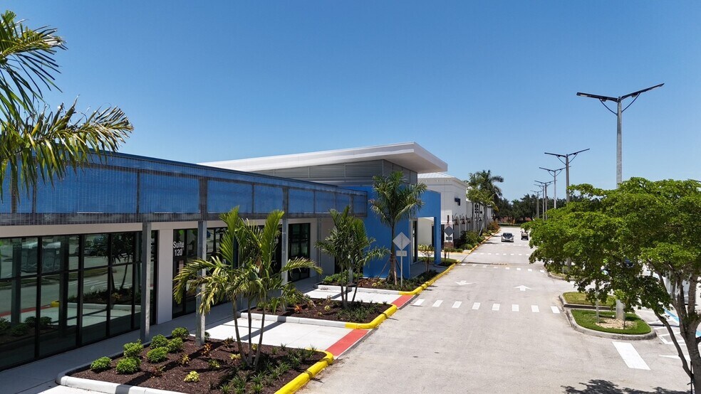 SEC Colonial Blvd & Treeline Ave, Fort Myers, FL à louer - Photo de l’immeuble – Image 1 sur 6