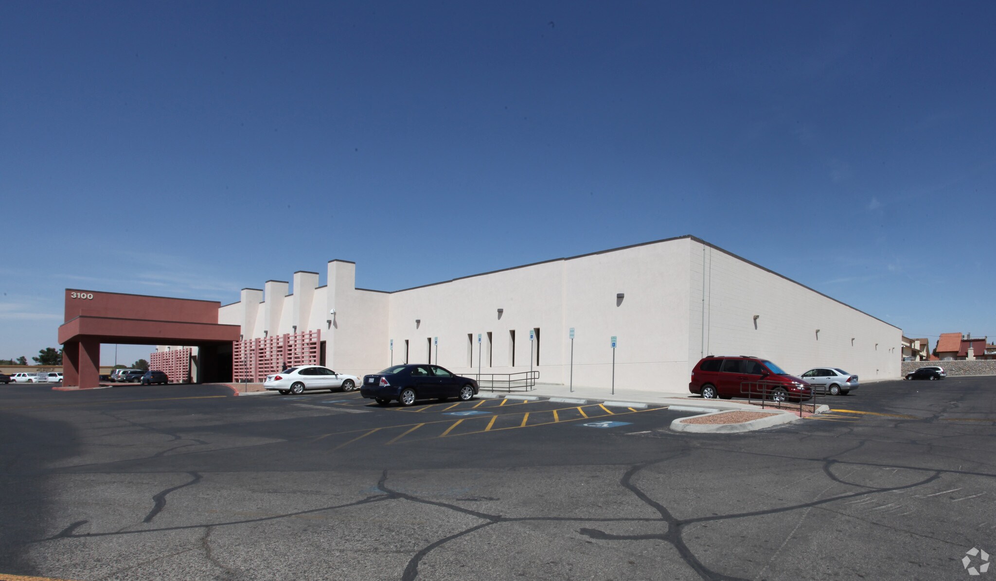 3160 N Lee Trevino Dr, El Paso, TX à louer Photo principale– Image 1 sur 20