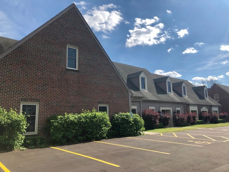 1339-1349 W Towne Square Rd, Mequon, WI à louer - Photo principale – Image 1 sur 2