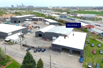 2075 S Belmont Ave, Indianapolis, IN à louer Photo de l’immeuble– Image 1 sur 4