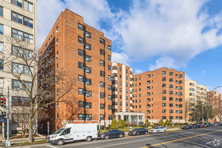 3130 Wisconsin Ave NW, Washington, DC à louer - Photo de l’immeuble – Image 2 sur 4