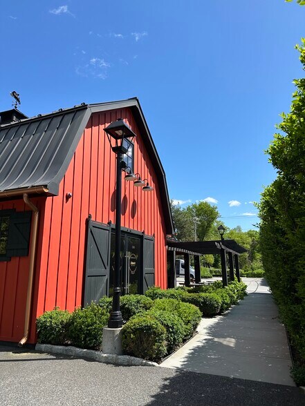 156 Route 17, Tuxedo Park, NY à vendre - Photo de l’immeuble – Image 1 sur 17