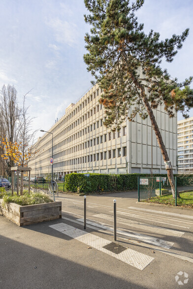 Bureau dans Villeurbanne à louer - Photo de l’immeuble – Image 2 sur 2