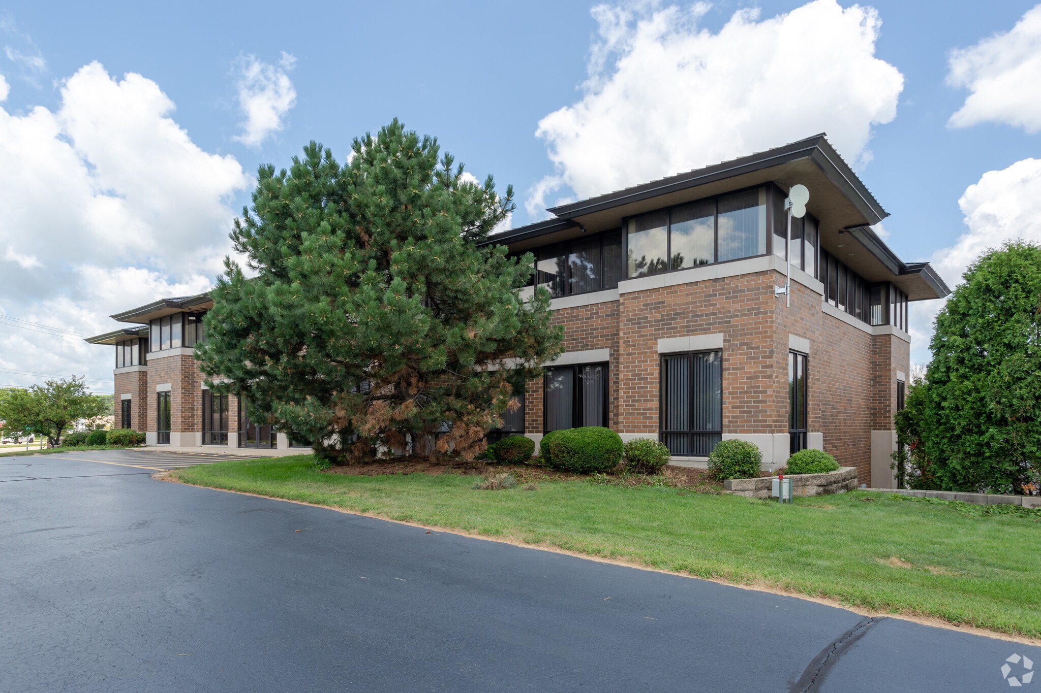 N27W23960 Paul Rd, Pewaukee, WI à vendre Photo principale– Image 1 sur 13