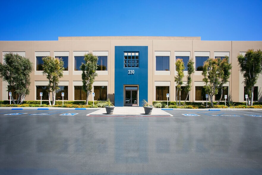 230 Commerce Dr, Irvine, CA à louer - Photo de l’immeuble – Image 1 sur 5