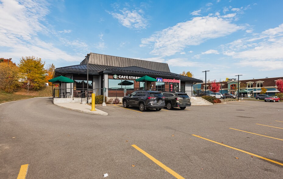 670 Rue Principale, Ste-Agathe-des-Monts, QC à vendre - Photo de l’immeuble – Image 2 sur 8