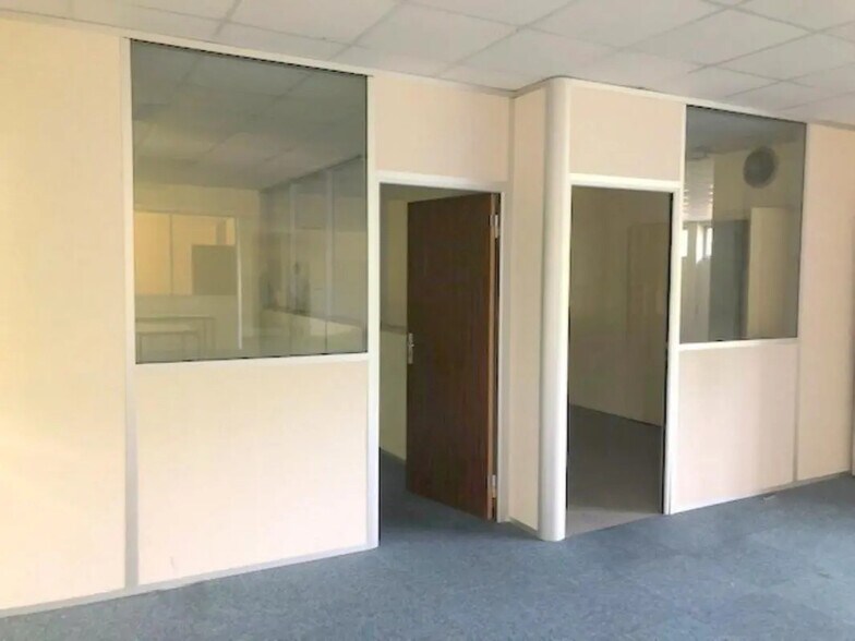 Bureau dans Buc à louer - Photo de l’immeuble – Image 2 sur 11