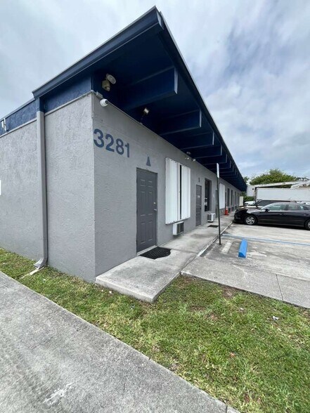 3273-3289 Lake Worth Rd, Palm Springs, FL à louer - Photo de l’immeuble – Image 2 sur 16