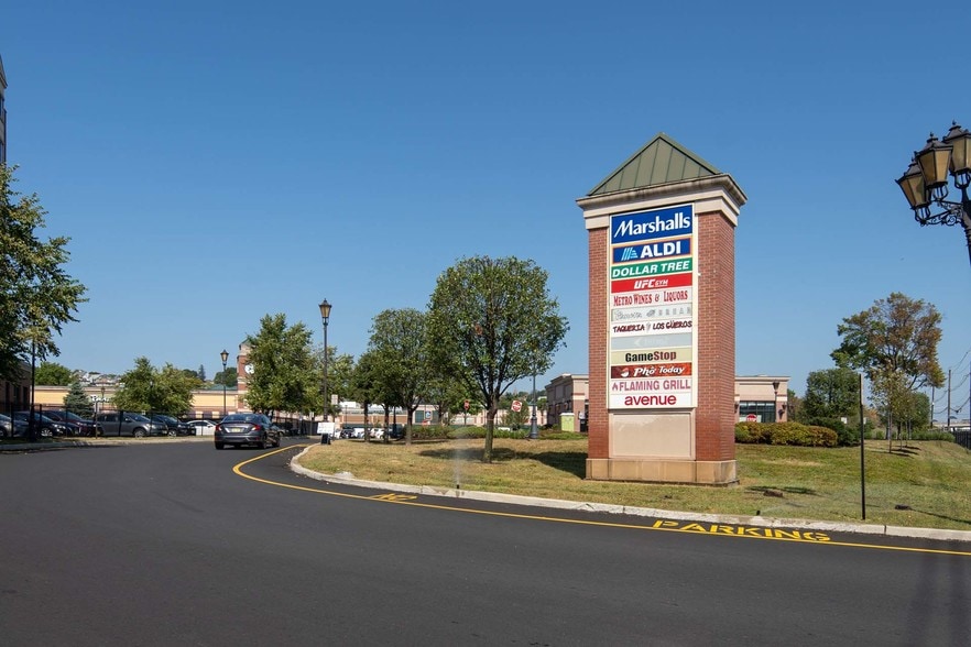 51 Route 17, East Rutherford, NJ à louer - Photo de l’immeuble – Image 3 sur 4