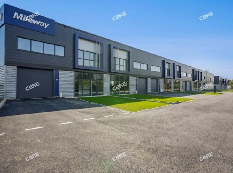 Local d’activités dans Villebon-sur-Yvette à louer - Photo de l’immeuble – Image 2 sur 9