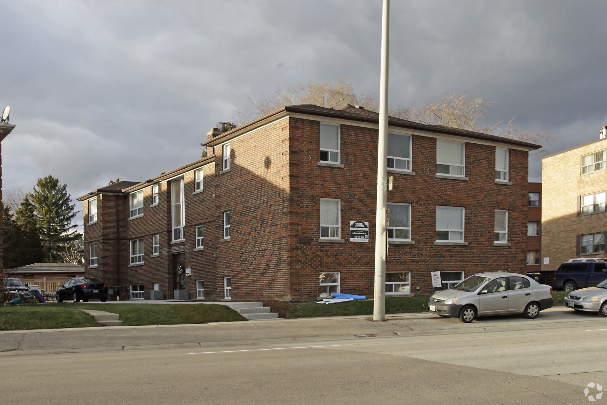 320 Lakeshore Rd W, Mississauga, ON à vendre Photo principale– Image 1 sur 4