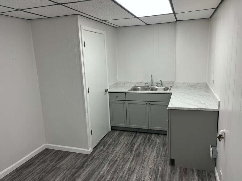 1112 Ulrich Ave, Louisville, KY à louer - Photo de l’immeuble – Image 3 sur 20