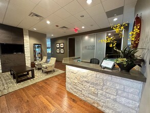 9977 W Sam Houston Pky N, Houston, TX à louer Hall d’entrée– Image 1 sur 5