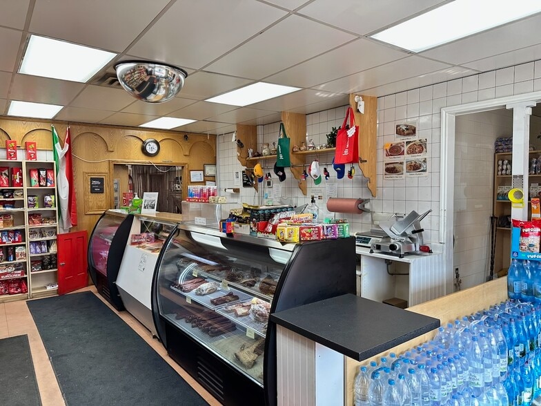 9306-9310 111 Av NW, Edmonton, AB à vendre - Photo intérieure – Image 2 sur 7