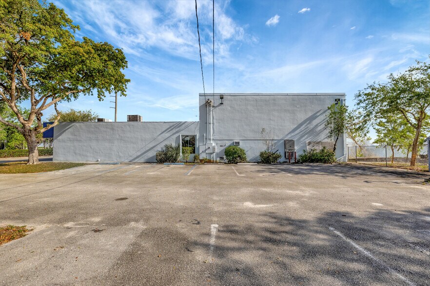 1500 N Powerline Rd, Pompano Beach, FL à vendre - Photo de l’immeuble – Image 3 sur 11
