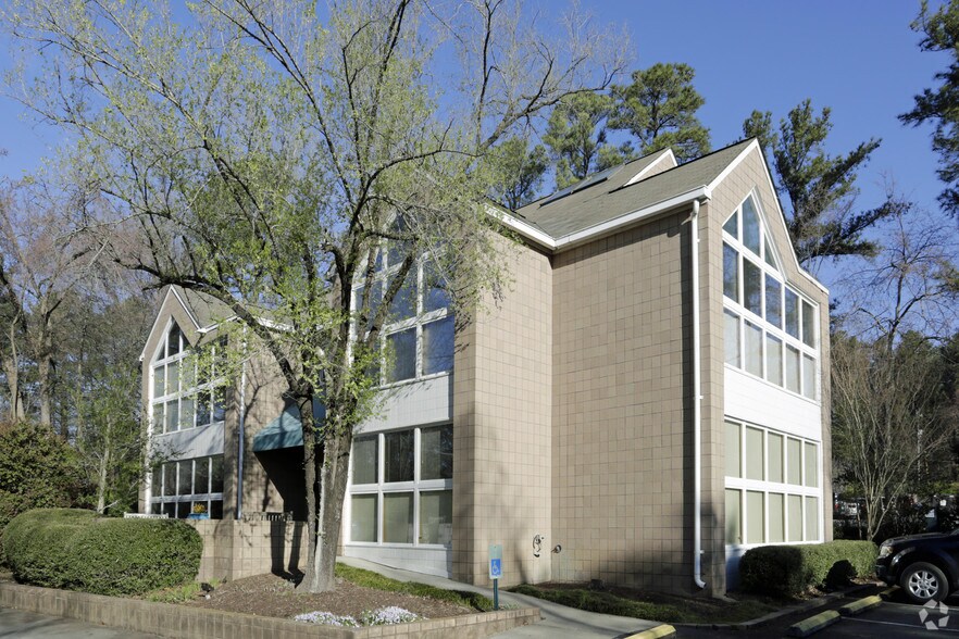 976 Martin Luther King Jr Blvd, Chapel Hill, NC à louer - Photo principale – Image 1 sur 10