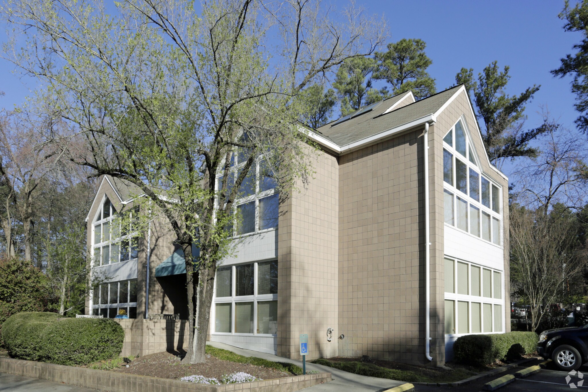 976 Martin Luther King Jr Blvd, Chapel Hill, NC à louer Photo principale– Image 1 sur 11