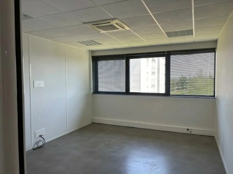 Bureau dans Reims à vendre - Photo de l’immeuble – Image 3 sur 8