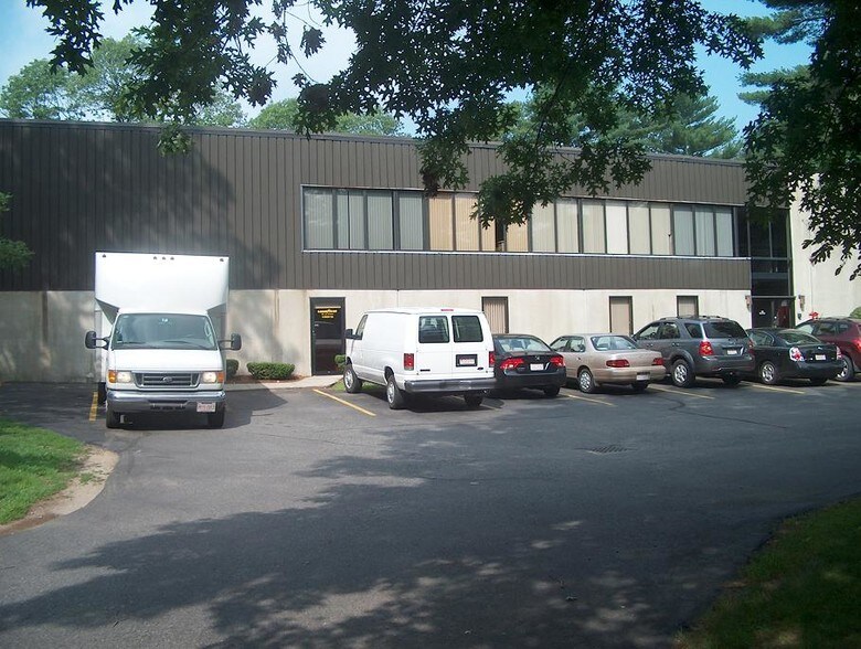 11 Brent Dr, Hudson, MA à vendre - Photo de l’immeuble – Image 2 sur 8