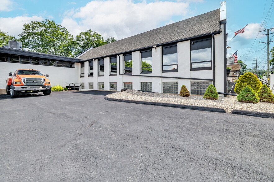 300 Riverside Ave, Bristol, CT à vendre - Photo de l’immeuble – Image 2 sur 44