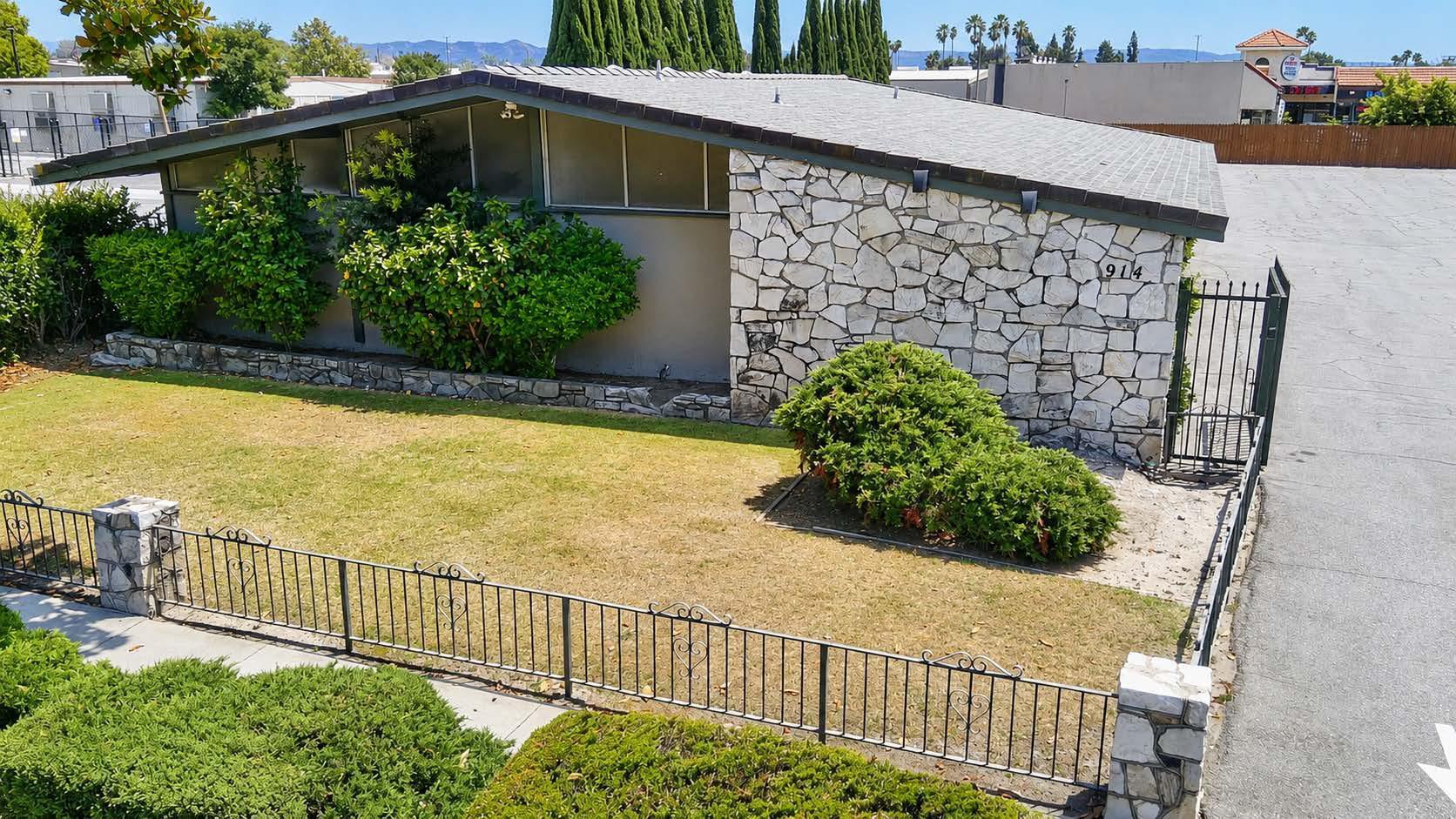 910-914 E Gladstone St, Azusa, CA à louer Photo de l’immeuble– Image 1 sur 14