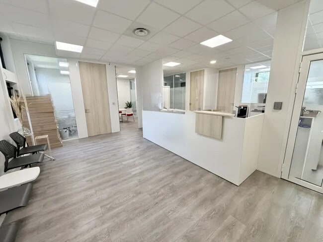 Plus de détails pour 2 Place Des Hauts Tilliers, Gennevilliers - Bureau à louer