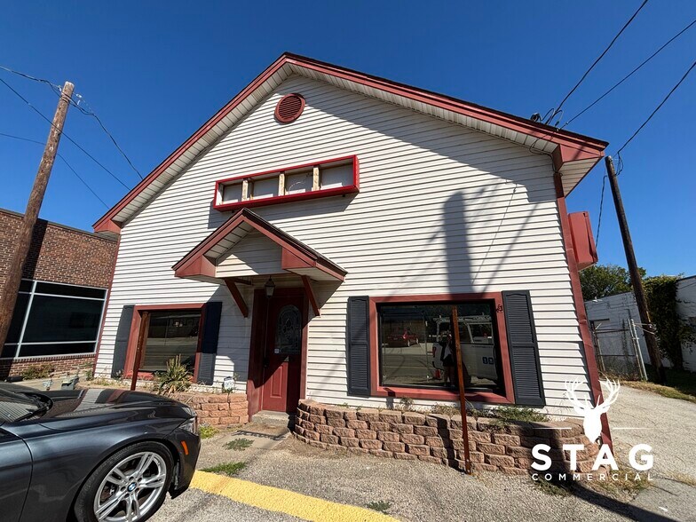 711 S Elm St, Denton, TX à louer - Photo de l’immeuble – Image 2 sur 18