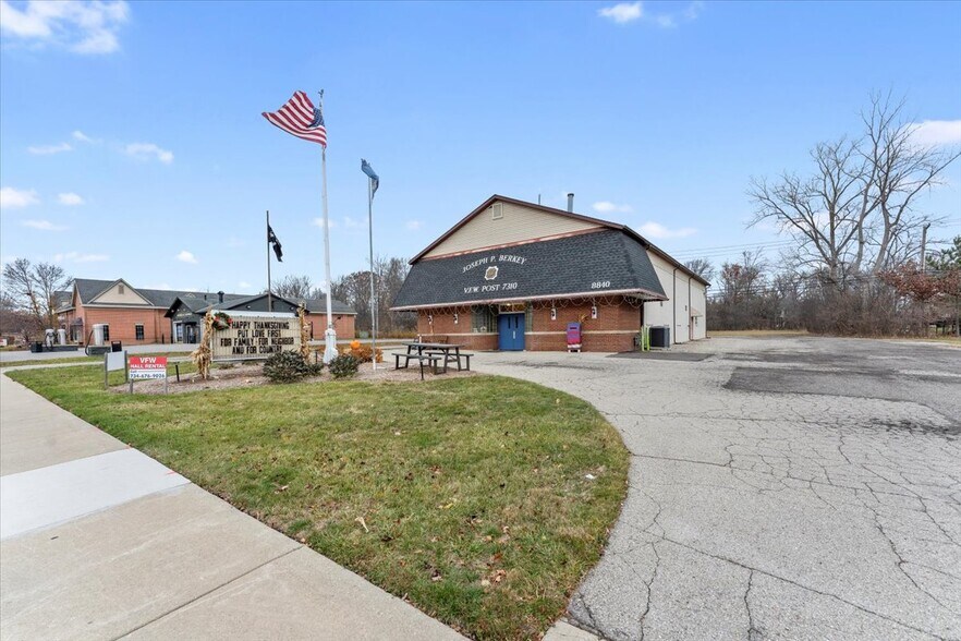 8840 Macomb St, Grosse Ile, MI à vendre - Photo de l’immeuble – Image 2 sur 18