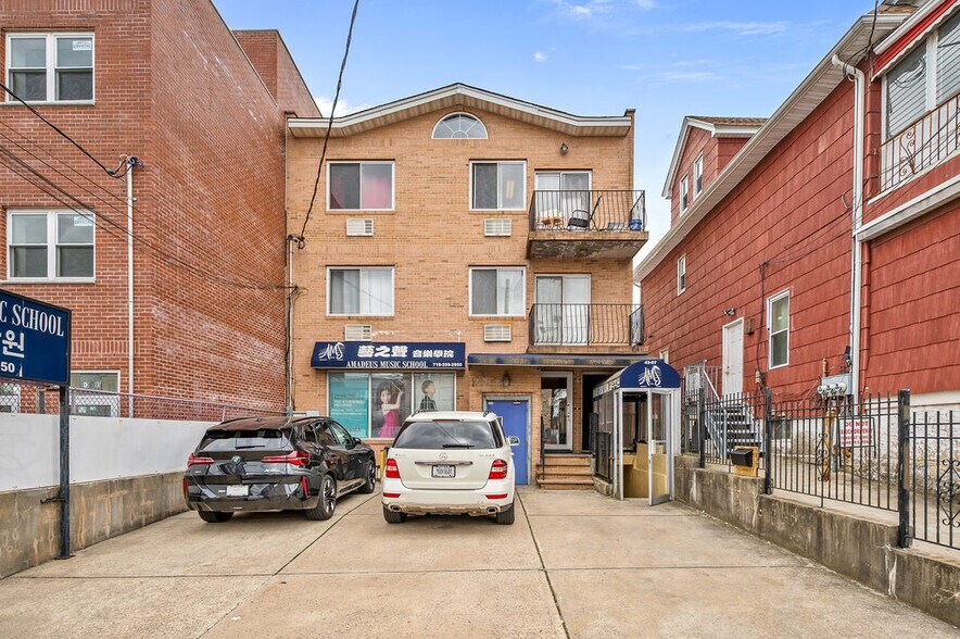 43-07 162nd St, Flushing, NY à vendre - Photo de l’immeuble – Image 1 sur 18
