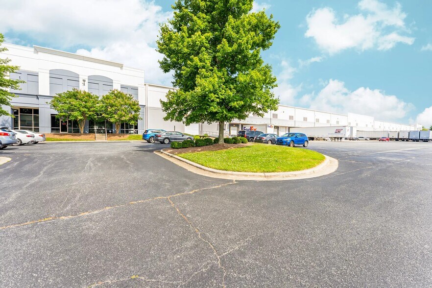 657 Brigham Rd, Greensboro, NC à louer - Photo de l’immeuble – Image 3 sur 24