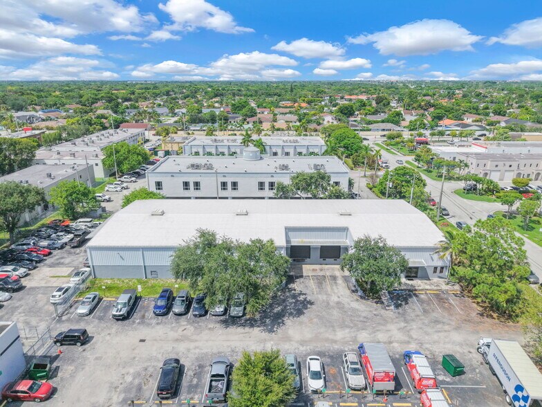 12100 SW 129th Ct, Miami, FL à louer - Photo de l’immeuble – Image 2 sur 9