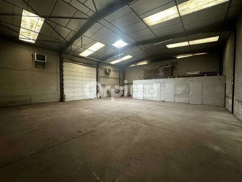 Bureau dans Saint-Laurent-de-Mure à louer - Photo intérieure – Image 3 sur 12